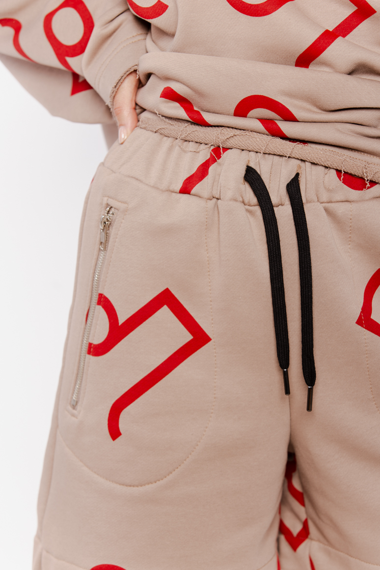 SZORTY BEŻOWE W CZERWONY MONOGRAM DAMSKIE - obrazek 4