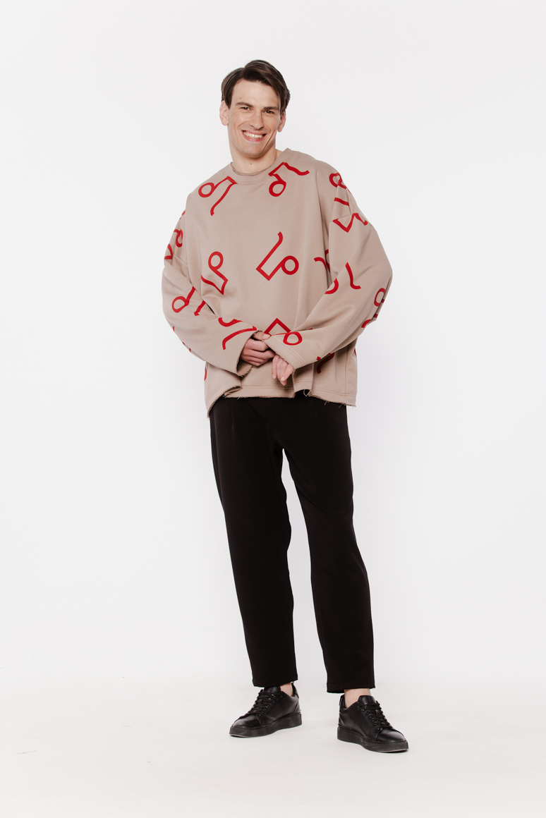 BLUZA BEŻOWA W CZEWONY MONOGRAM CREWNECK MĘSKA - obrazek 2