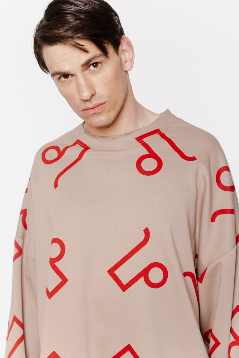 BLUZA BEŻOWA W CZEWONY MONOGRAM CREWNECK MĘSKA - obrazek 4